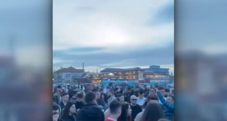 Cinci tineri au fost amendaţi cu 10.000 de lei pentru organizarea unor petreceri pe plaja din Vama Veche
