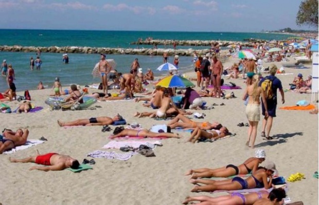 Senzații tari pe plajă: Un cuplu întreținea relații sexuale, în văzul tuturor