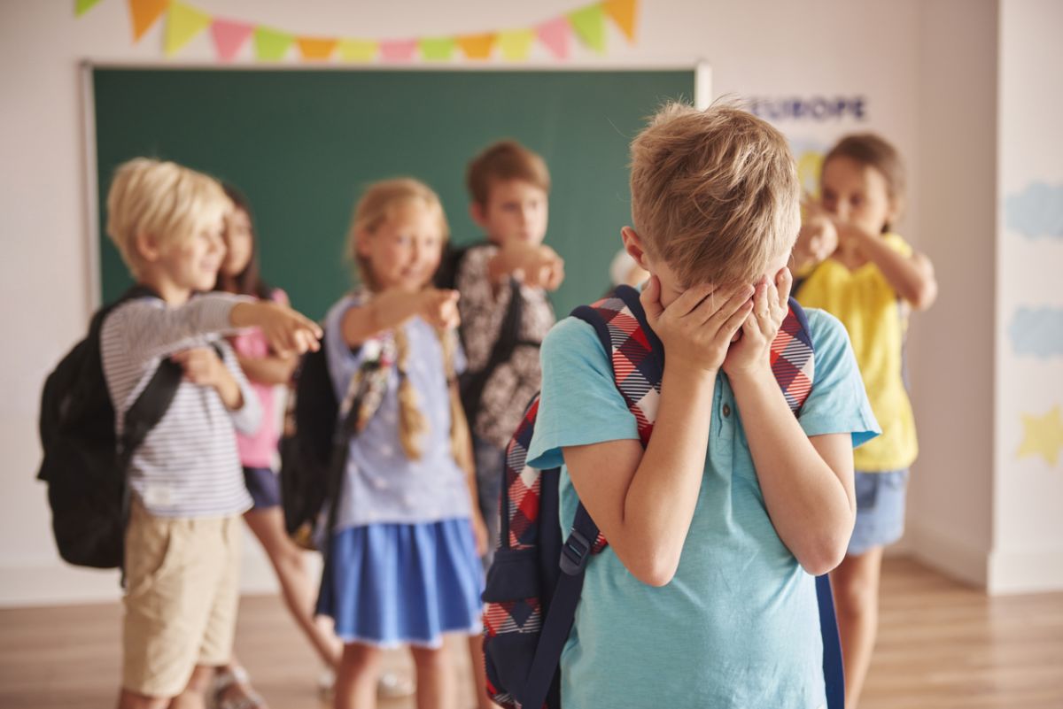 Fenomenul de bullying ia amploare în școlile constănțene: un elev a fost agresat şi umilit de colegii săi de clasă iar incidentul a fost filmat