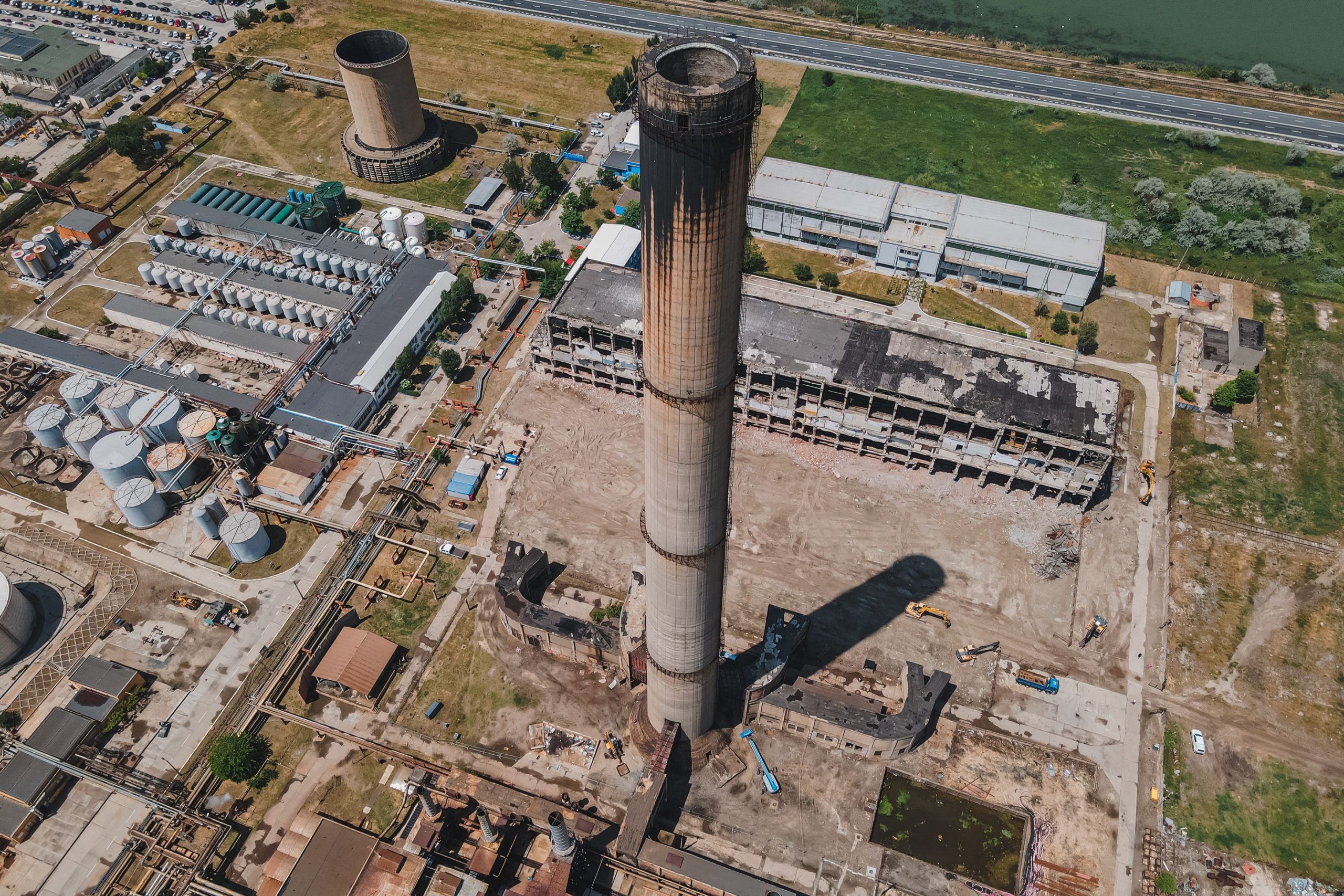 Un coș de fum de 150 de metri din incinta Uzinei Termoelectrica Midia va fi demolat vineri prin implozie