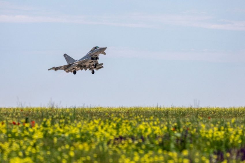 NATO: Avioane de luptă rusești, interceptate în spaţiul aerian al României