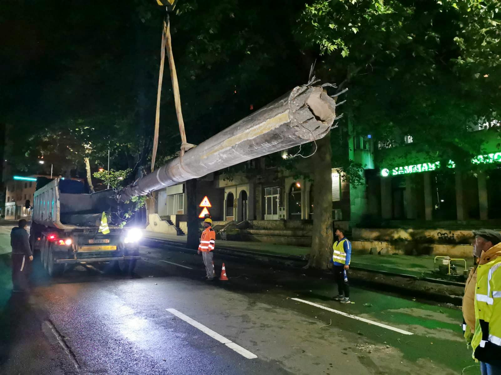 Stâlpii de beton de pe bulevardul Mamaia, dezafectați. Pe Poporului și Tomis capacele de canalizare, ridicate la nivelul asfaltului