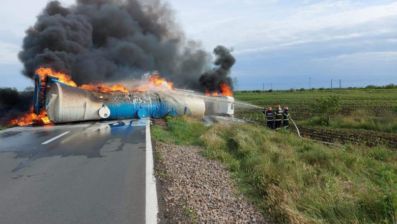 O cisternă s-a răsturnat și a luat foc pe un drum național