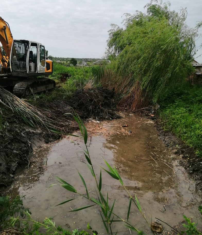 (Foto) Au început lucrările de curățire a canalului de colectare a apelor pluviale din Cuza Vodă