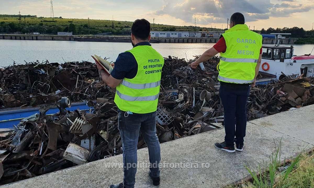 Șlepuri cu peste 1.000 tone de deșeuri aduse din Bulgaria, depistate în Portul Murfatlar