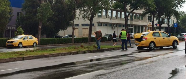 Accident în zona Pavilionului Expozițional din Constanța. Este implicat un taxi