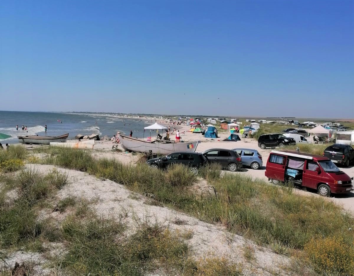 (GALERIE FOTO) Amenzi de 21.200 lei și 24 de avertismente pentru turiștii veniți pe plajele Vadu, Corbu și Midia