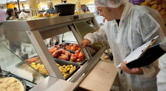 ATENȚIE COMERCIANȚI! Se înmulțesc controalele ANSVSA pe litoral: restaurante, pizzerii, cantine, fast-fooduri, cofetării, patiserii sau pensiuni turistice vor fi luate la bani mărunți