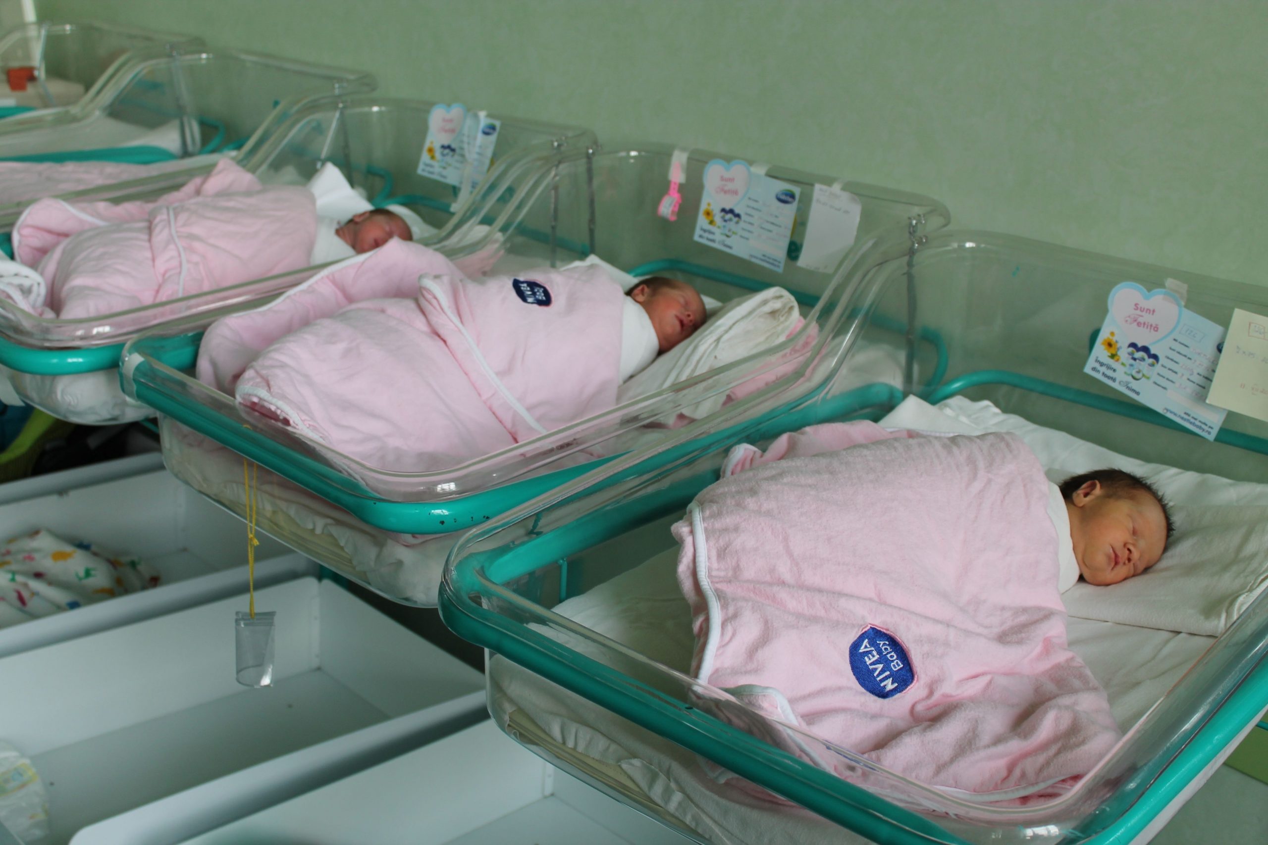 România încotro?! Anul acesta avem mai mulţi copii născuţi din părinți români în străinătate decât în ţară