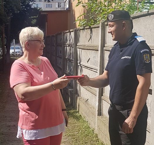 Un jandarm a găsit 1500 de euro pe stradă și i-a înapoiat proprietarului. Pentru fapta sa va fi propus pentru emblema de onoare a MAI