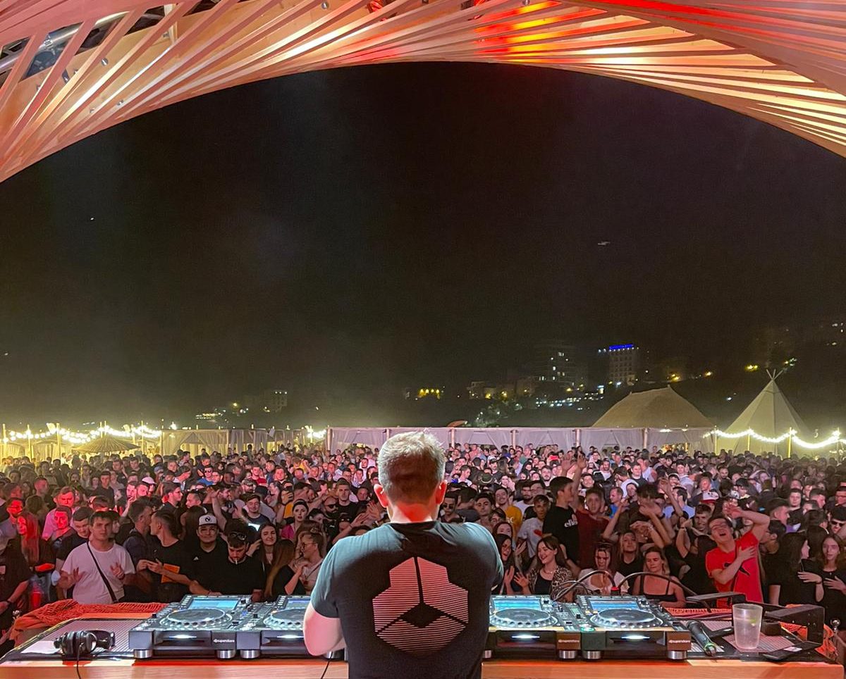 Sezonul estival s-a deschis pe plaja Neversea cu Dub FX & Mr Woodnote Live, Fedde le Grand, DJ Shiver și alți DJ-i