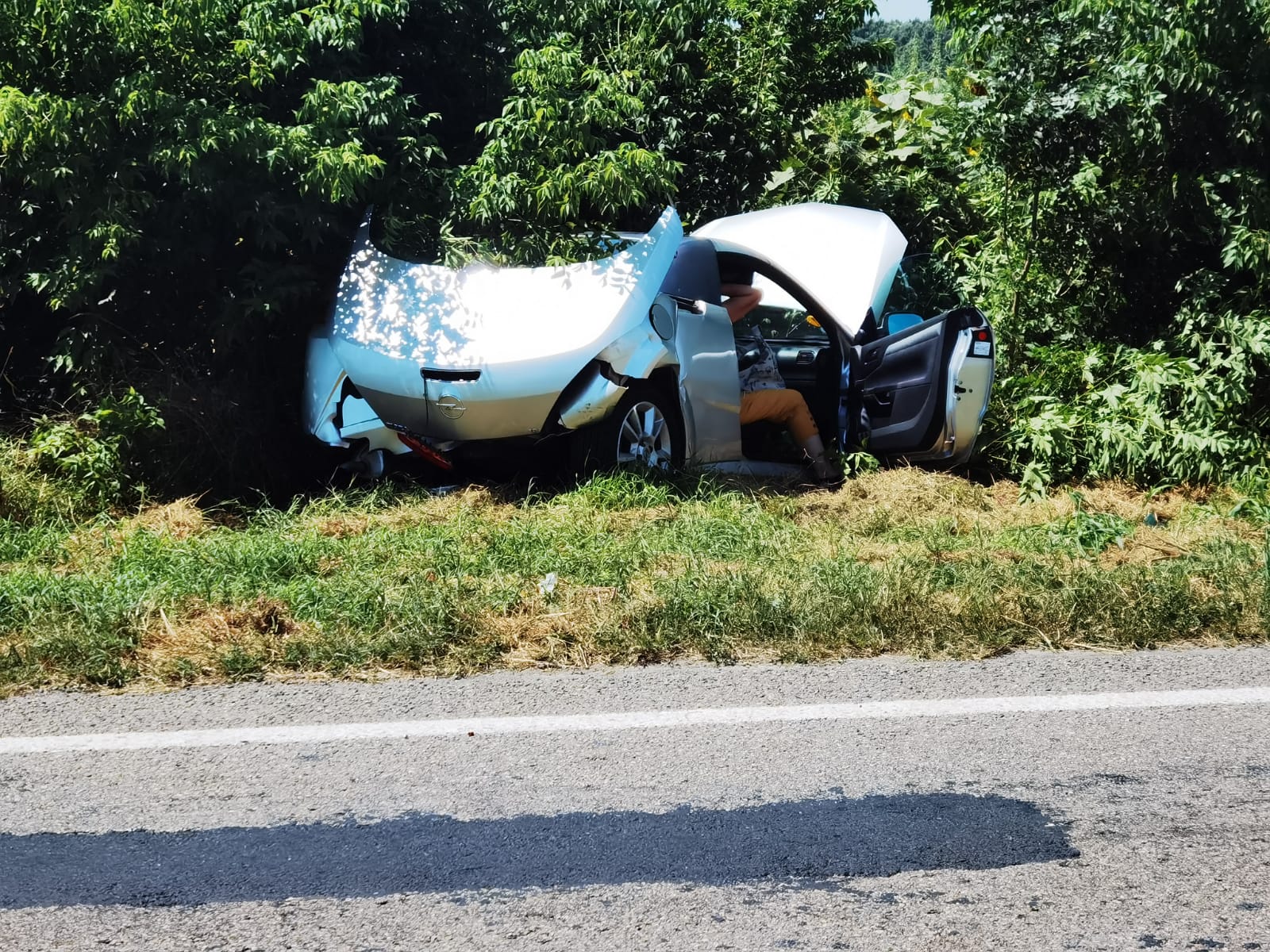 (Foto) Accident rutier între Crucea și Stupina. Sunt trei răniți