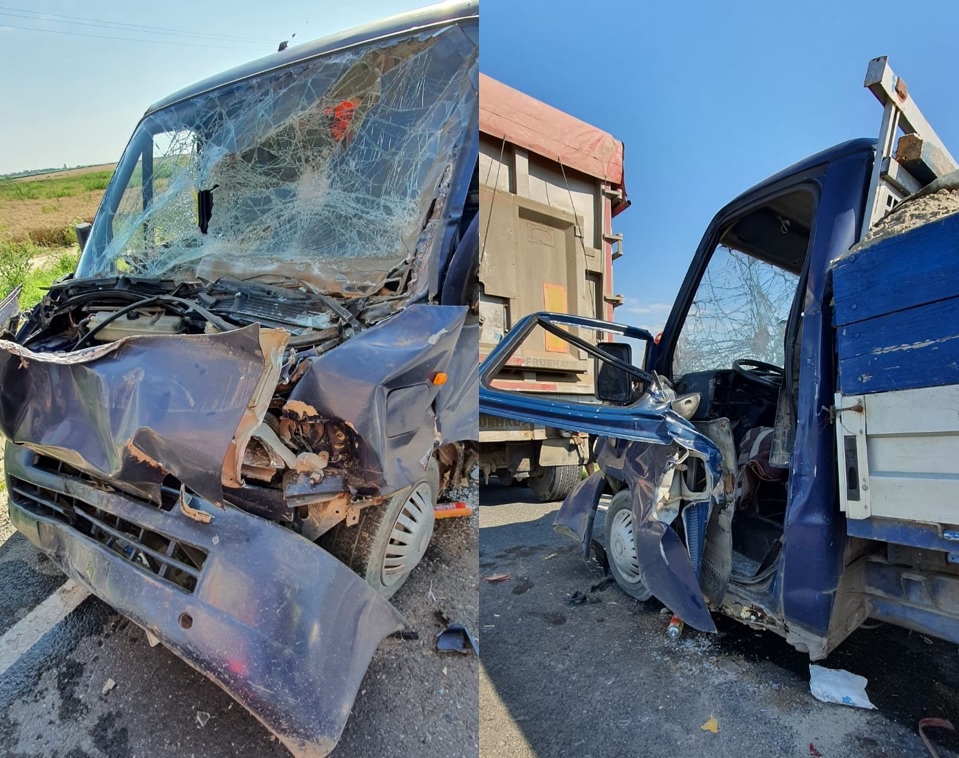 (Foto) O autoutilitară s-a făcut praf între Mihail Kogălniceanu și Nicolae Bălcescu