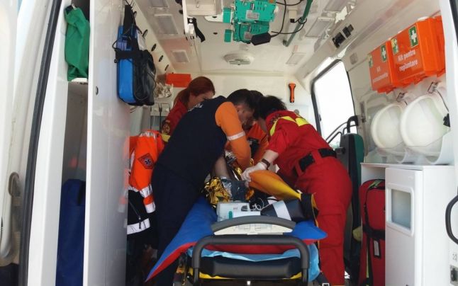 Mai multe persoane au căzut dintr-o dubă, în mers, la intrare în Costinești