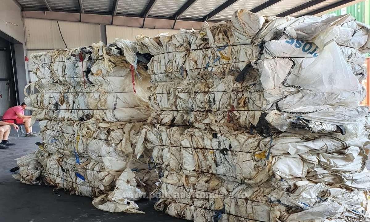 Patru containere cu deșeuri de plastic amestecat cu carton, descoperite în Portul Constanţa Sud Agigea