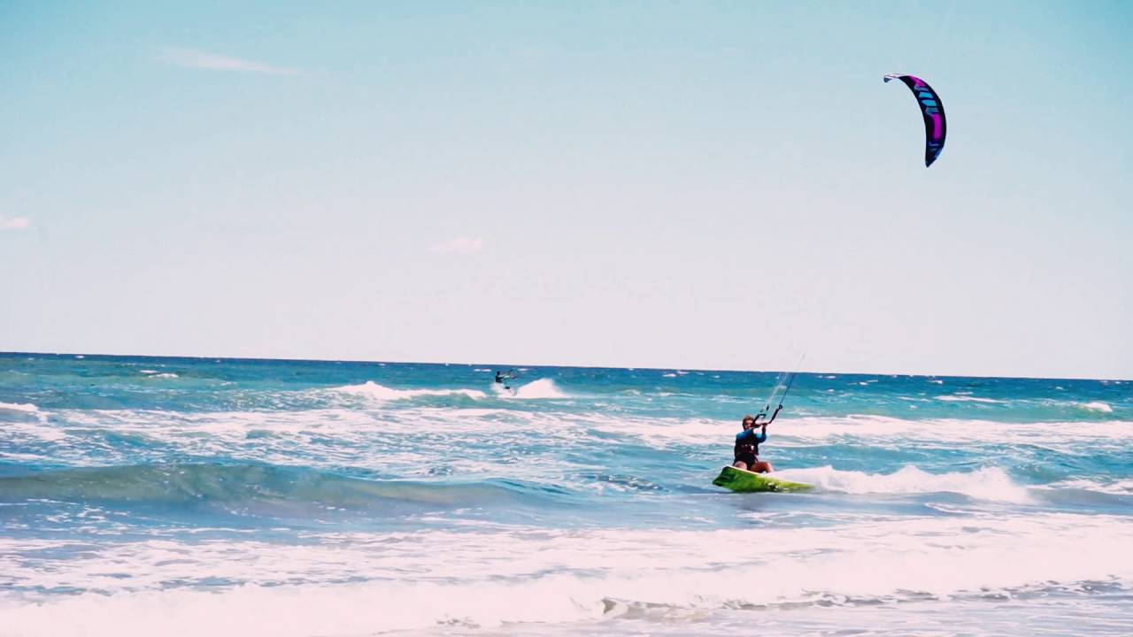 Alertă la Corbu după ce un bărbat care practică kitesurf nu mai poate ajunge la mal