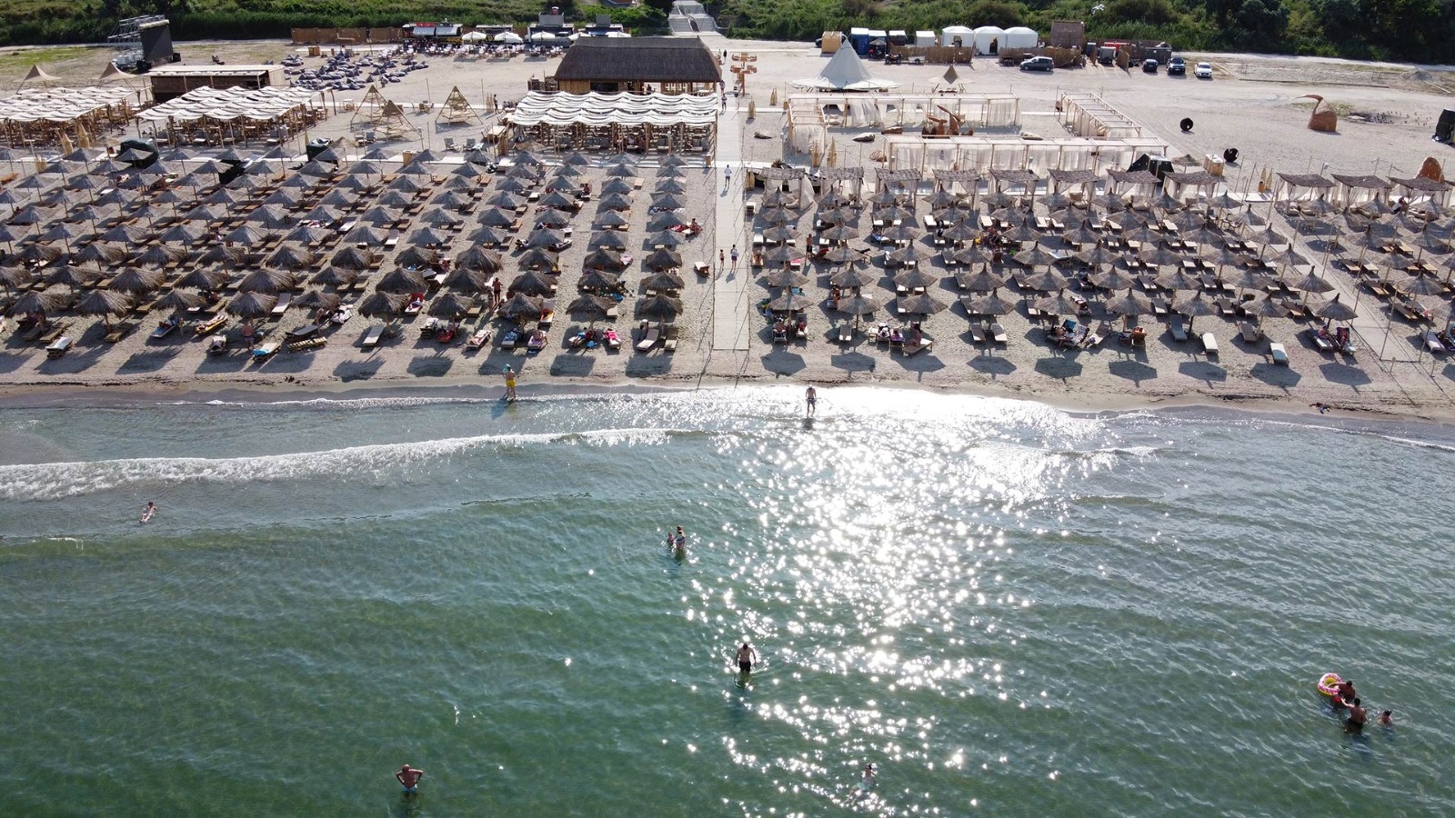 Organizatorii Neversea au investit aproape un milion de euro în plaja unde se va ţine festivalul