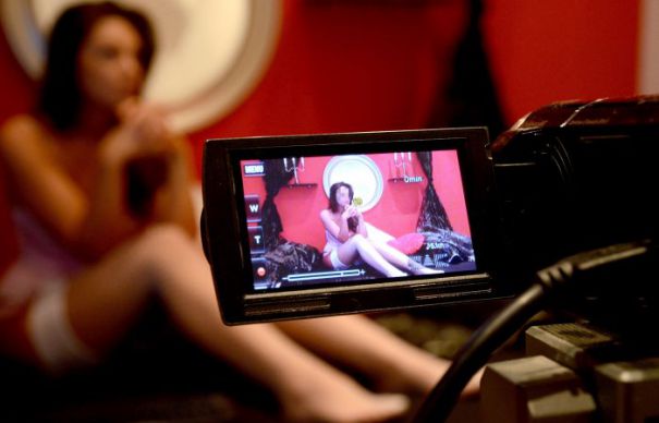 Mai multe studiouri de VIDEOCHAT vizitate de MASCAȚI. Aproape jumătate de milion de euro prejudiciu