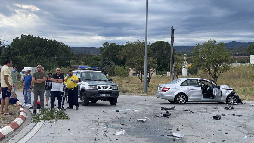 (GALERIE FOTO) Spania: Mai mulți români au oprit ȘOFERUL BEAT al unui TIR, care OMORÂSE un om