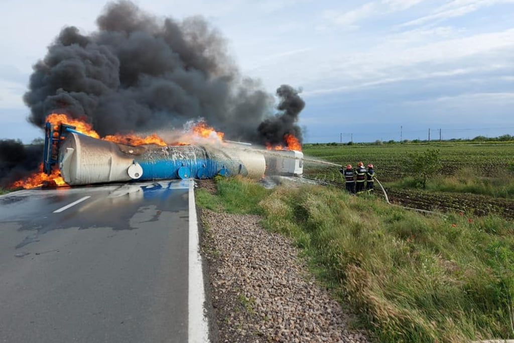 O cisternă încărcată cu MOTORINĂ s-a RĂSTURNAT în sensul giratoriu din localitatea Lazu