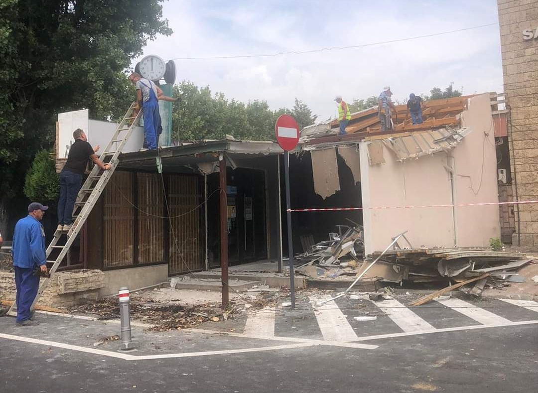 Clădirea în care funcționa cafeneaua Entourage a fost DEMOLATĂ