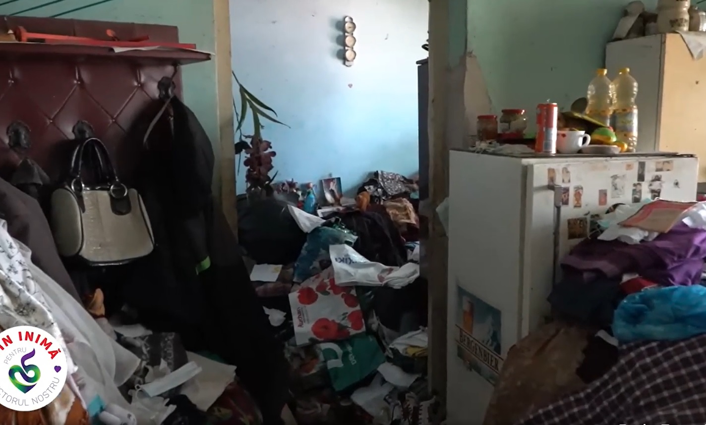 (VIDEO) INCREDIBIL: O bătrână trăia printre 38 de metri cubi de gunoaie într-un apartament!