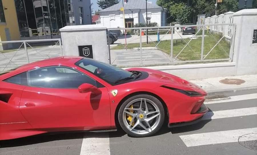 Polițist lovit de un Ferrari în timp ce dirija traficul. Șoferul a fost oprit cu focuri de armă