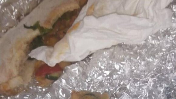 INCREDIBIL: Pansament plin de sânge găsit într-o chiflă la restaurant