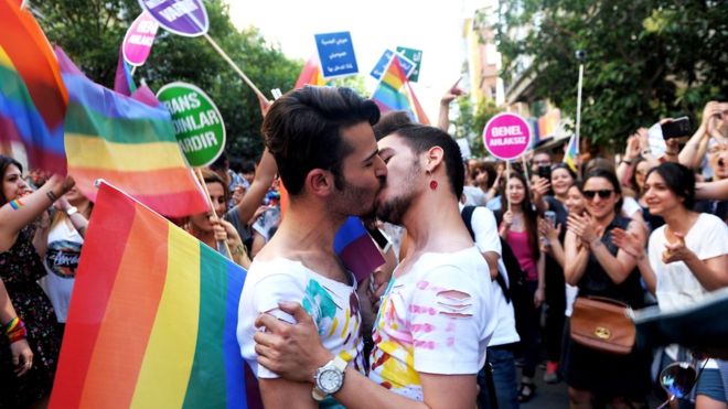 PARADĂ GAY pe Calea Victoriei din București, în ciuda refuzului primăriei  de a autoriza evenimentul