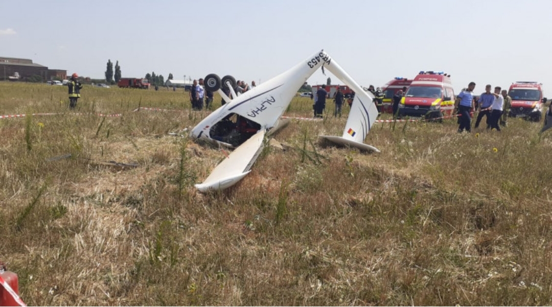 Un avion de mici dimensiuni s-a prăbuşit în Chitila. Două persoane sunt rănite