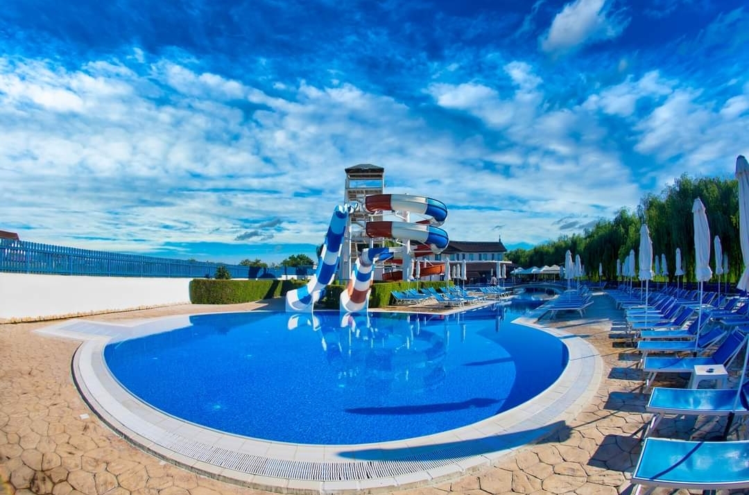 O bacterie foarte periculoasă, rezistentă la antibiotice, a fost descoperită într-o piscină din Dobrogea