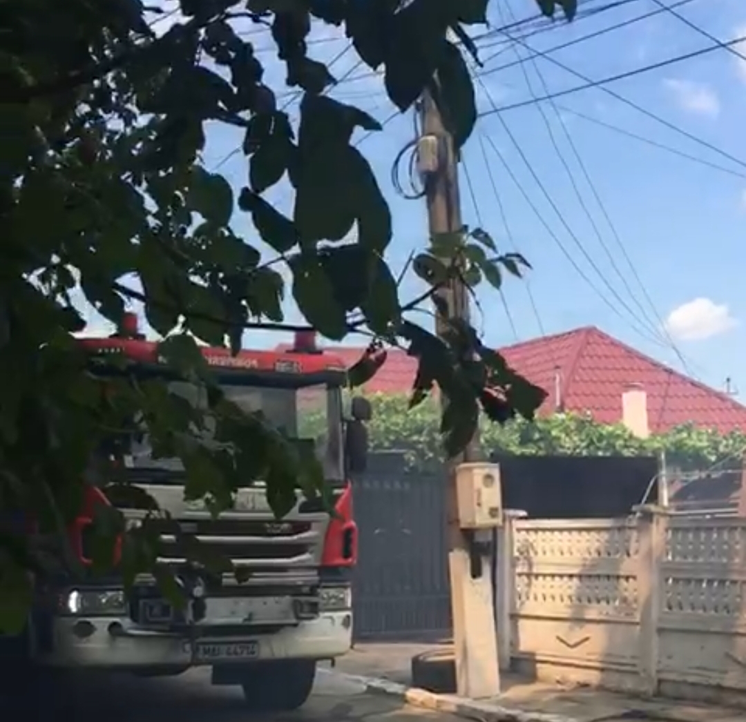 (Video) Arde o casă din zona Catanga din Medgidia