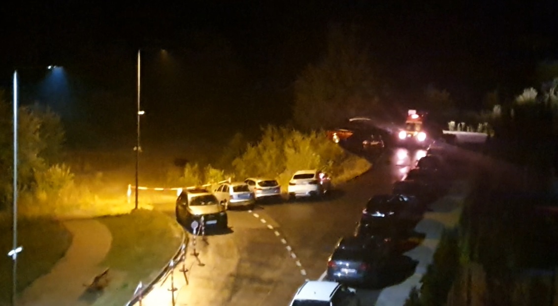 (VIDEO) Urs filmat în parcarea unui hotel din Poiana Brașov. A fost alungat de pompierii SMURD