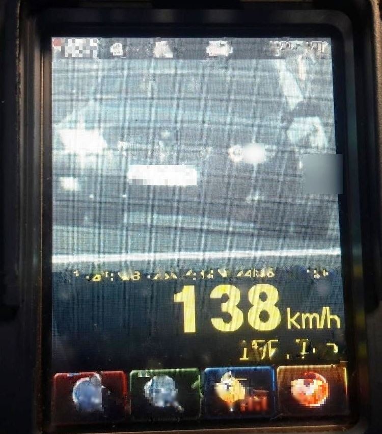 Urmărire ca-n filme în Năvodari: Tânăr de 18 ani fără permis, rulând cu peste 130 km/h, încătușat de polițiști