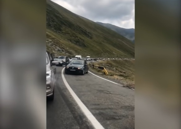 (Video) Bătaie între doi șoferi pe Transfăgărășan în timp ce se aflau în coloană