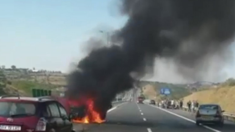 Un autoturism a luat foc! Circulație blocată pe Autostrada A2 București-Constanța