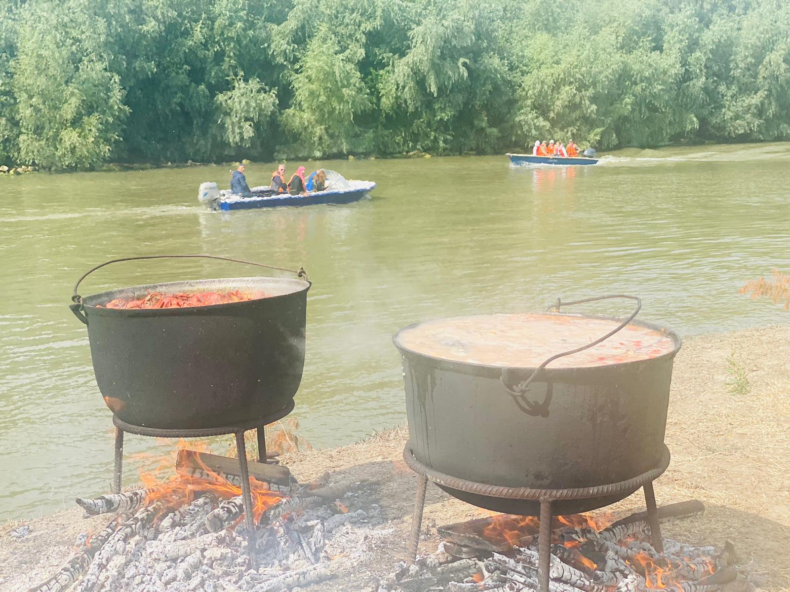 Sâmbătă, turiștii pot ajunge la Sărbătoarea Borșului de pește de la Crișan cu o cursă specială Navrom