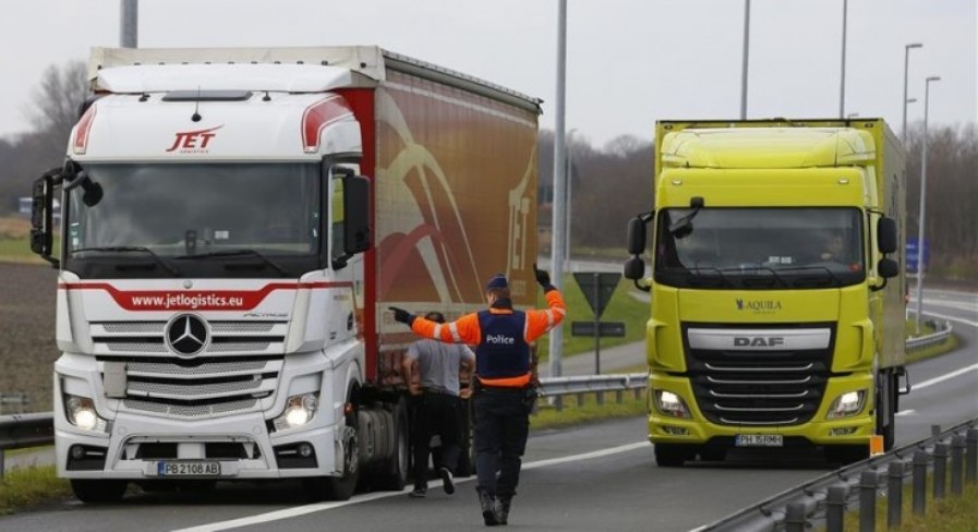 Doi români, şoferi de camion, membri într-o reţea de trafic de droguri, au fost arestați. A fost capturată peste o tonă de stupefiante