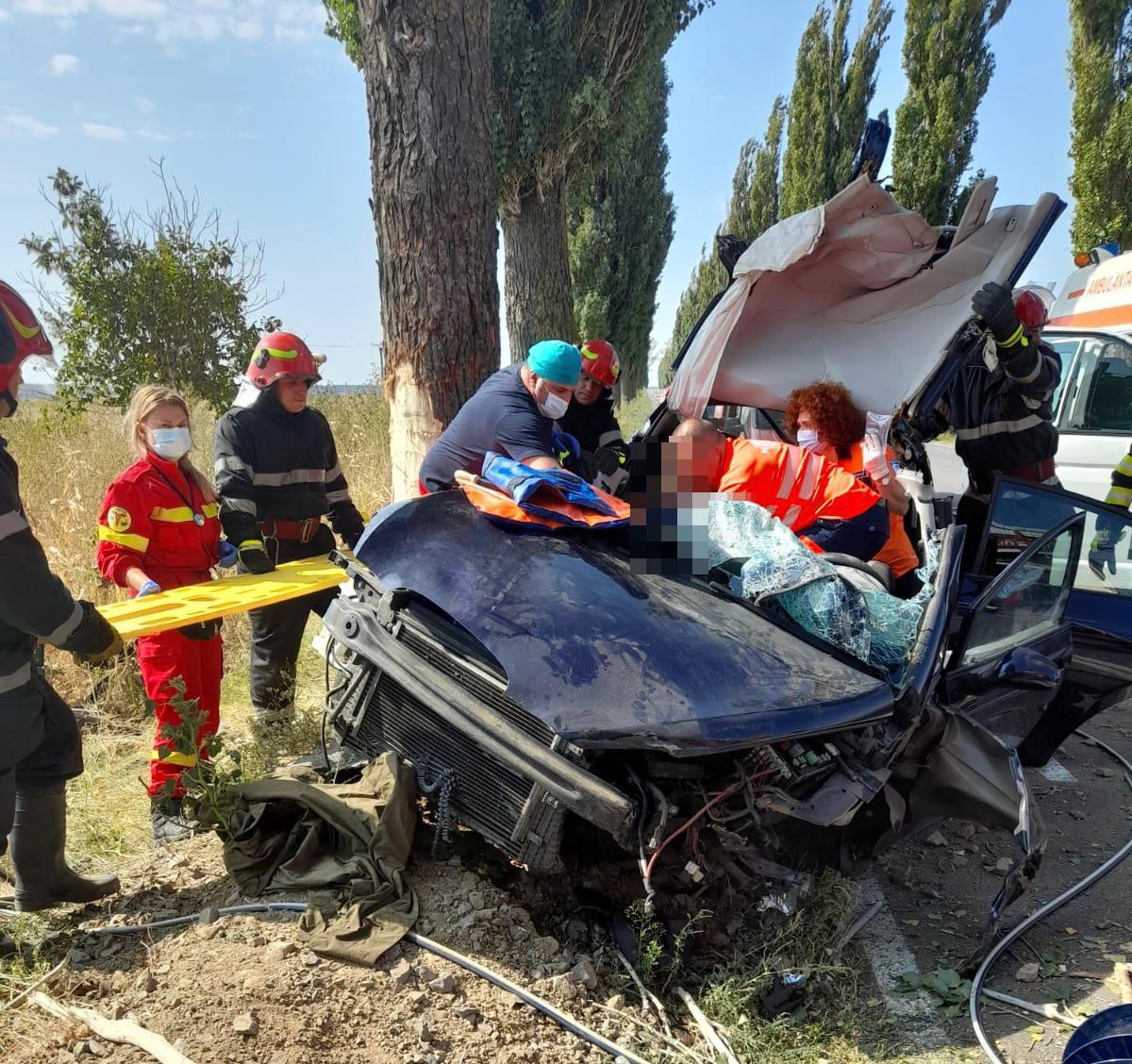 (Foto) Accident cu persoane încarcerate, în județul Tulcea