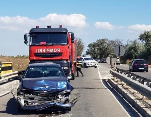 Accident pe E87. Sunt implicate două autoturisme și un microbuz