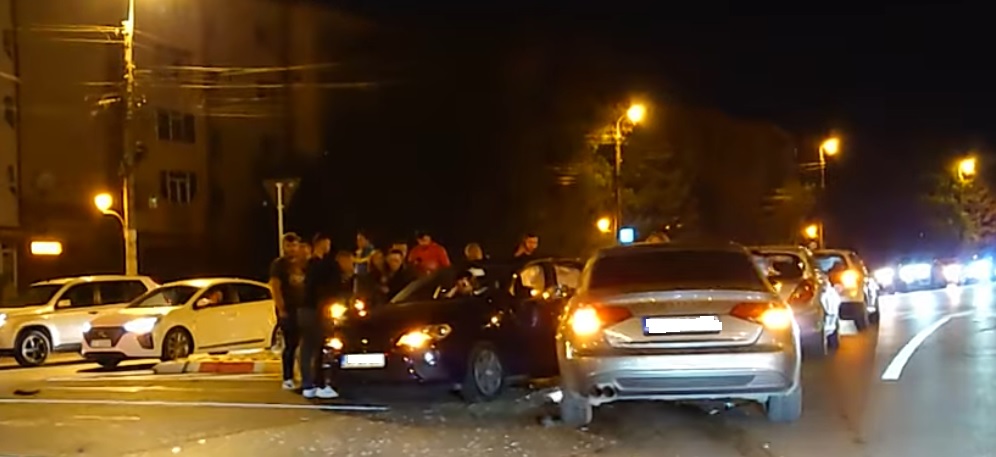 Două mașini s-au ciocnit în Constanța, una dintre ele a fost proiectată în a treia. O femeie, rănită
