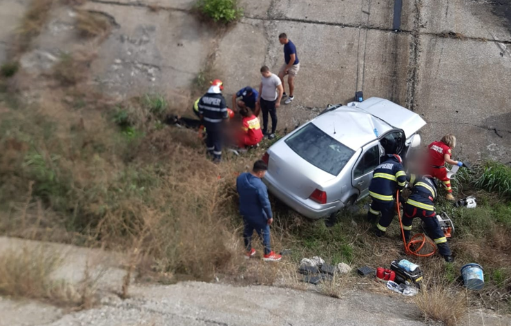 Un bărbat A MURIT și altul a fost grav rănit după ce au CĂZUT cu mașina într-un canal din localitatea Topraisar