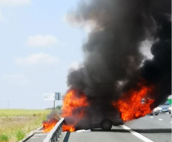 Un autoturism a luat foc pe A4, aproape de Ovidiu