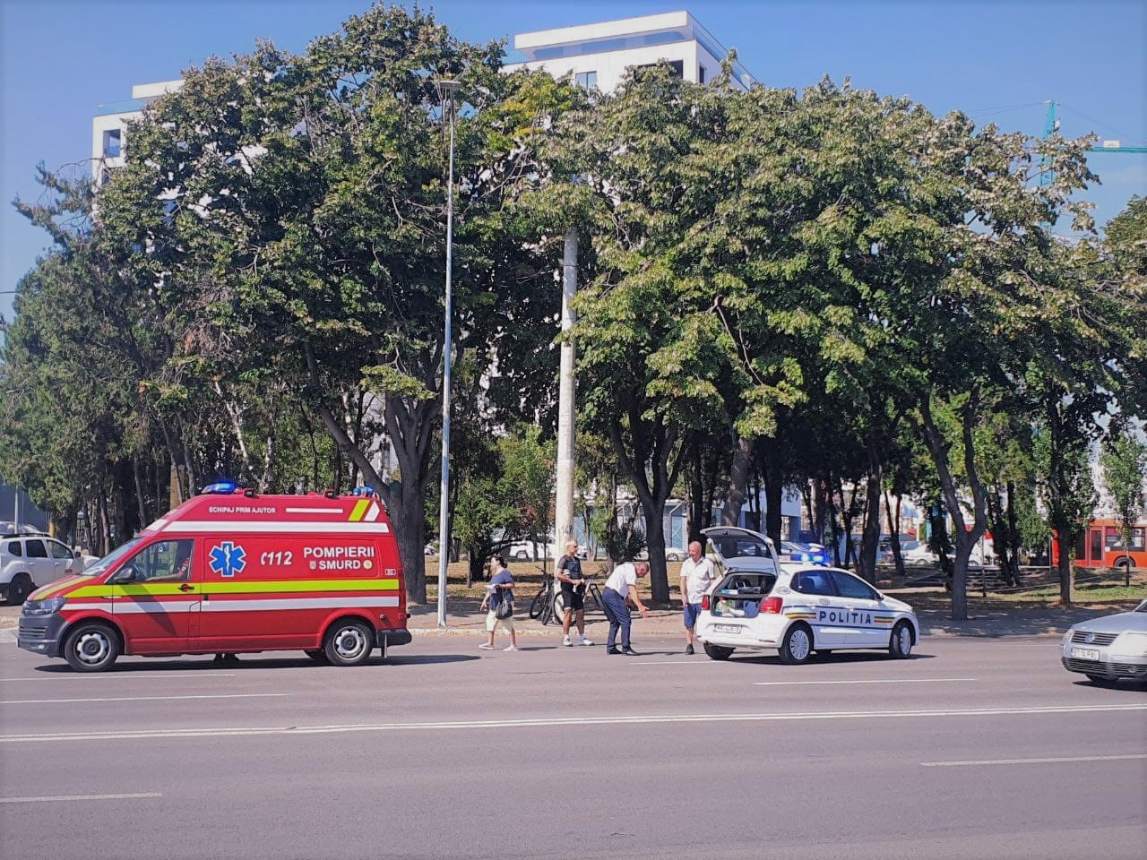 (GALERIE FOTO) Un biciclist a fost lovit de o mașină la intrare în stațiunea Mamaia