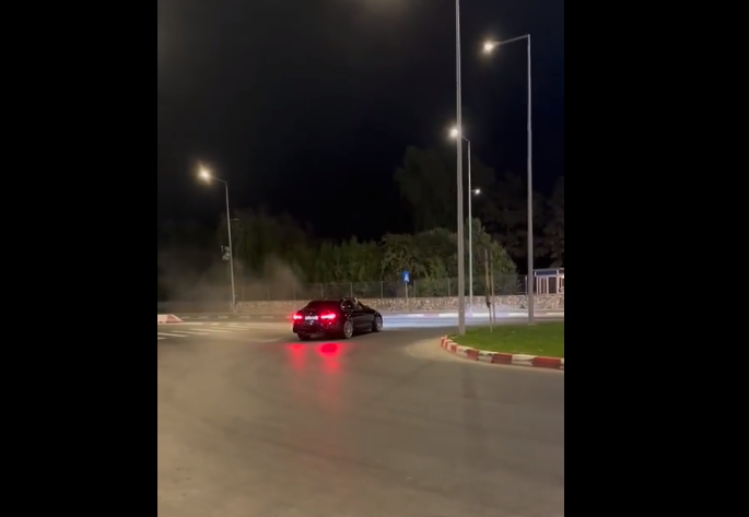 (VIDEO) Drifturi la miezul nopții, într-un sens giratoriu din Mamaia