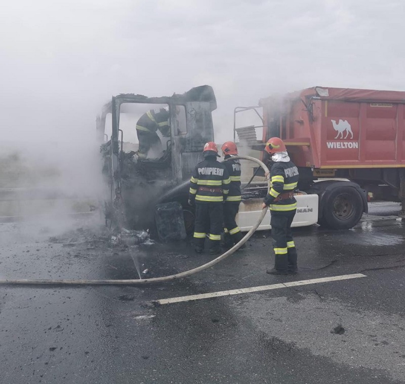 Un tir a luat foc pe A4. Traficul este BLOCAT