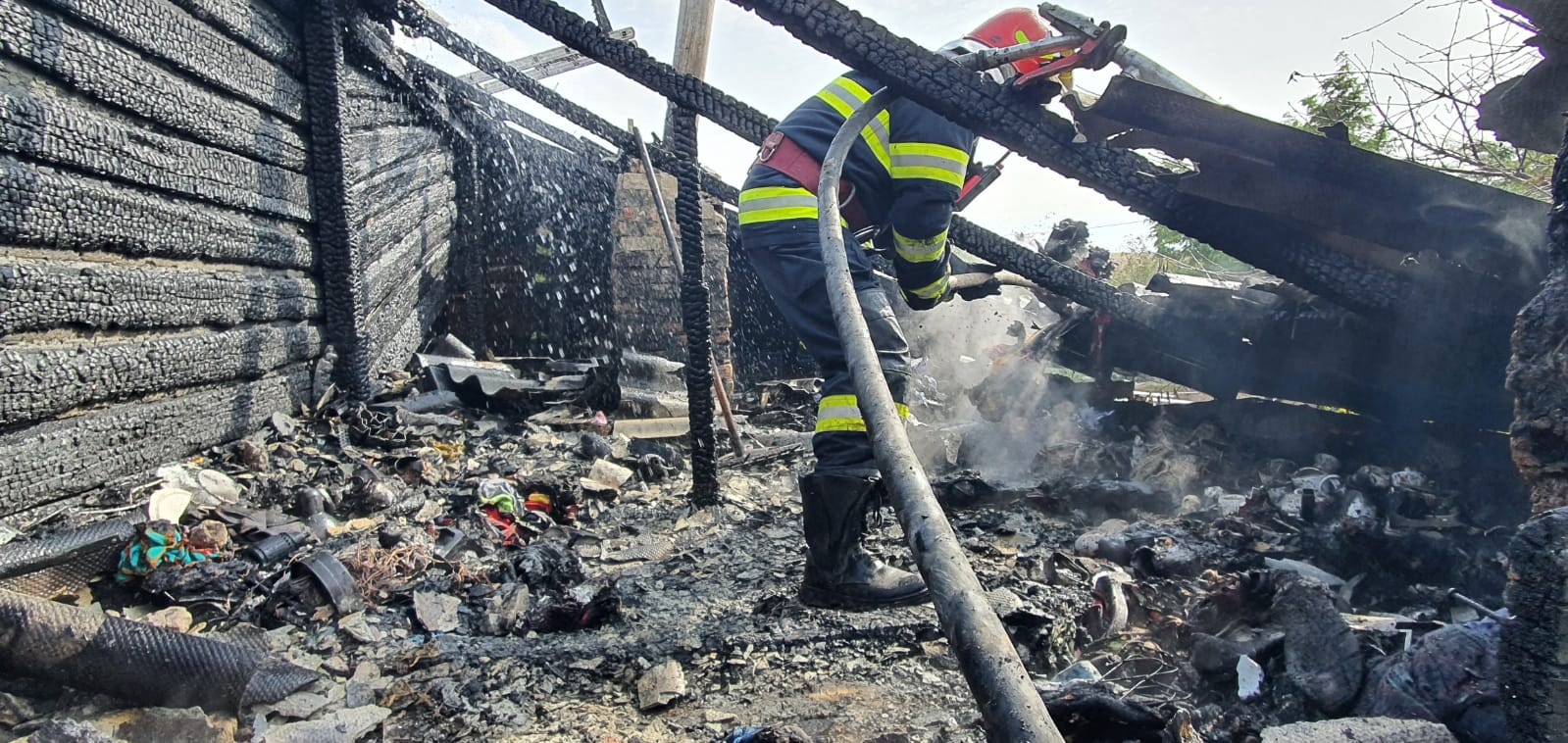 O casă a luat foc în Sibioara