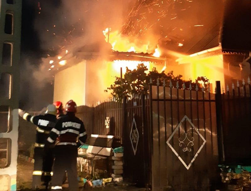 Incendiu izbucnit la o locuință din județul Tulcea din cauza unui scurtcircut electric