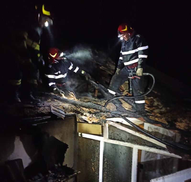 Incendiu puternic izbucnit la o locuință din județul Tulcea din cauza unui scurtcircuit