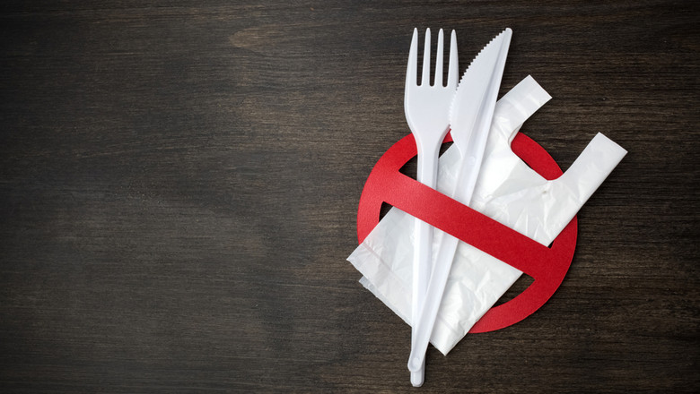 Amenzi DRASTICE pentru comercianții care NU respectă legea anti-plastic